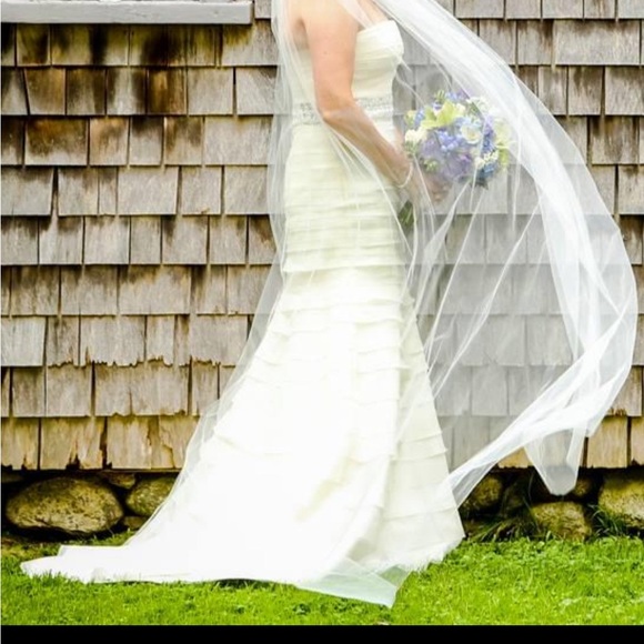 Vera Wang ivory tiered gown - Picture 4 of 6